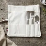 Trousse à couverts sur la table